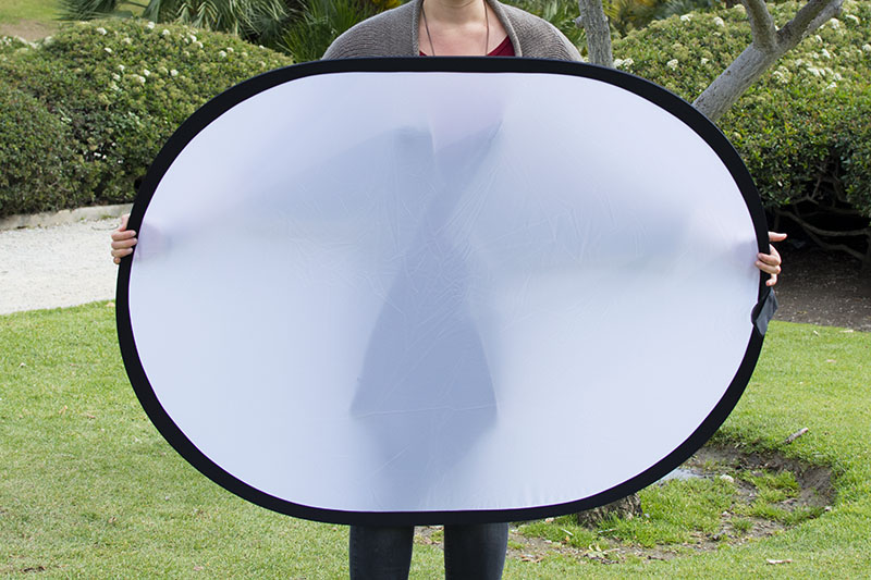 Cómo mejorar tus retratos en exterior con un reflector 5 en 1 - Foto24