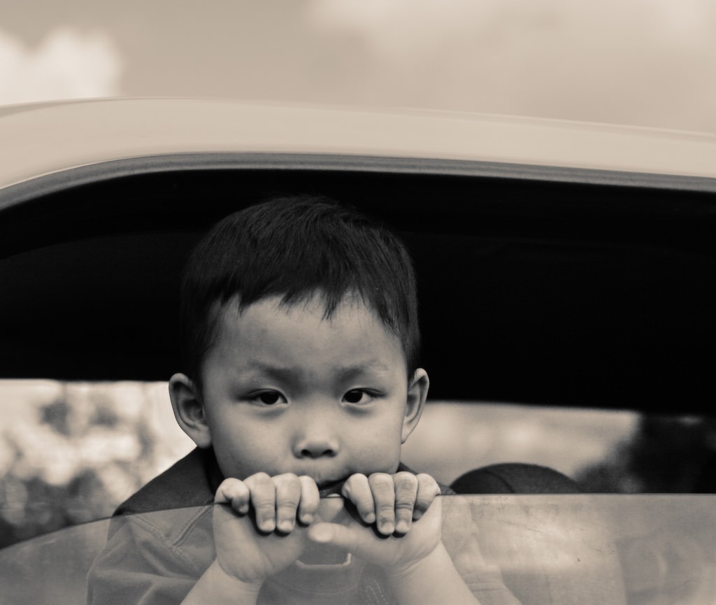 Capturar la emoción: Un niño serio puede mostrar una gran cantidad de emociones
