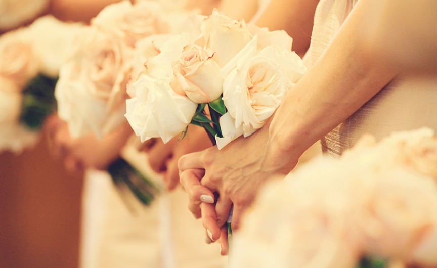 30 ideas para hacer fotos de bodas originales y creativas: Detalle de los ramos de flores de las damas de honor