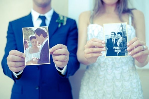 30 ideas para hacer fotos de bodas originales y creativas: Con las fotos del día de las bodas de sus padres