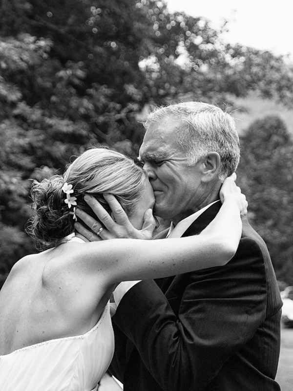 30 ideas para hacer fotos de bodas originales y creativas Foto emotiva del padre y la novia