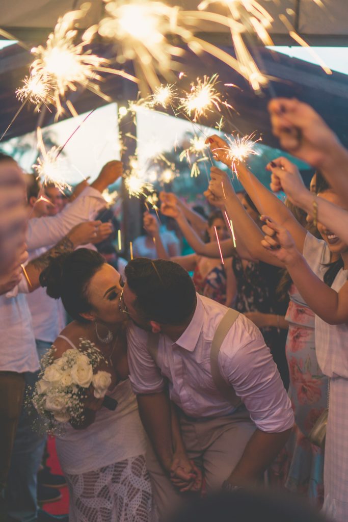 30 ideas para hacer fotos de bodas originales y creativas: Ambiente romántico y fiestero