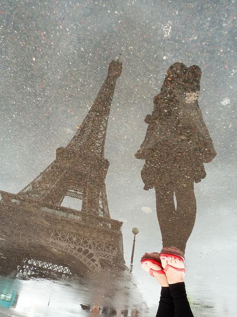 Ideas de fotos de viajes: retratar monumentos a partir de su reflejo en un suelo mojado por la lluvia