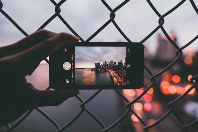 Metafoto: foto de una foto tomada con el móvil para enseñar la perspectiva real