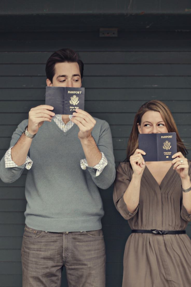 Ideas de fotos de viajes: posar con los pasaportes