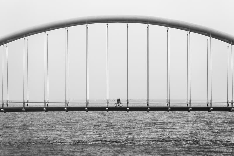 Bicicleta pasando por un puente