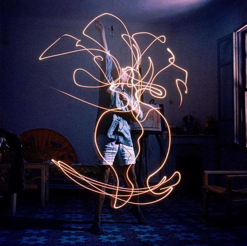VALLAURIS, FRANCE - JANUARY 01: Artist Pablo Picasso drawing an image using a light pen. (Photo by Gjon Mili/The LIFE Picture Collection/Getty Images)