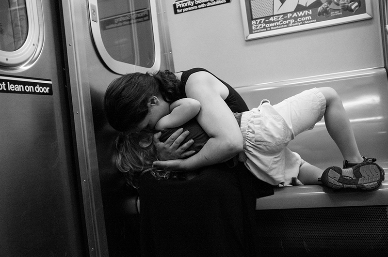 Un beso espontáneo en el metro. Leon Fishman