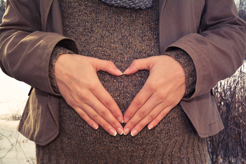 40 tiernas y conmovedoras fotos de madres con hijos: Manos haciendo un corazón sobre el vientre