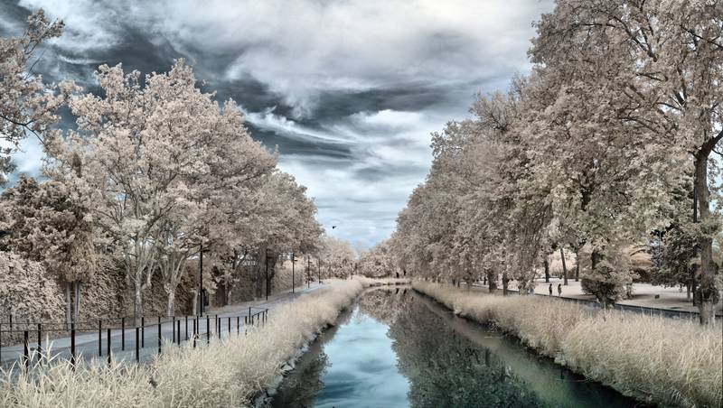 Idée de choc pour la photographie infrarouge : le canal et ses reflets