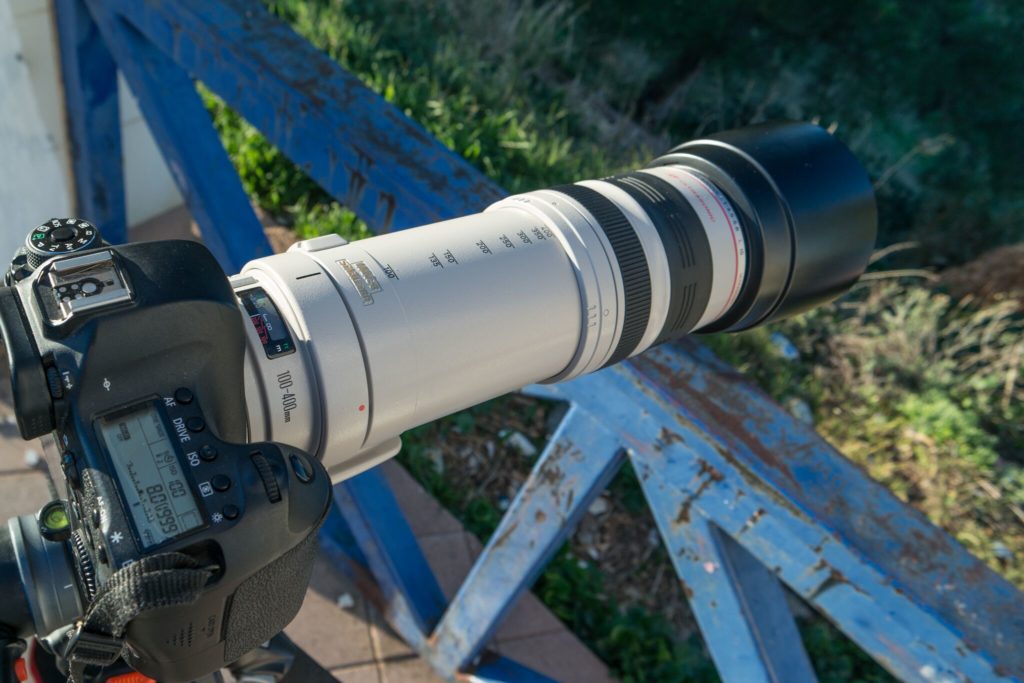 Un fotógrafo es un teleobjetivo Canon 100-400L en una cámara EOS 20D  Fotografía de stock - Alamy
