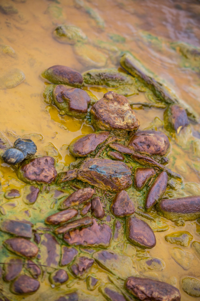 Téléobjectif en photographie de paysage : détails de pierres dans le río Tinto (rivière Rouge)