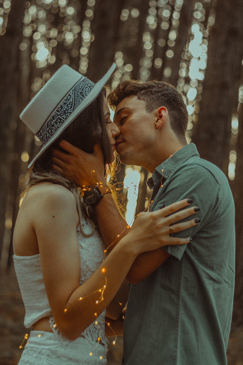 La photo d'un baiser qui montre des guirlandes lumineuses