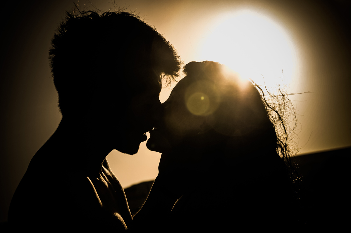 Photos de baisers originales entre deux silhouettes