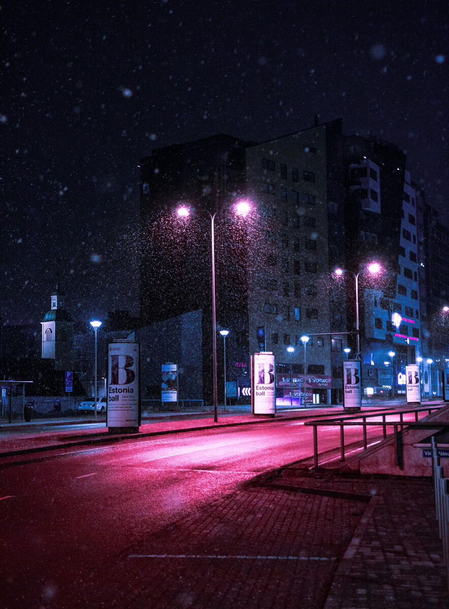Una ciudad de noche con un filtro infrarrojo
