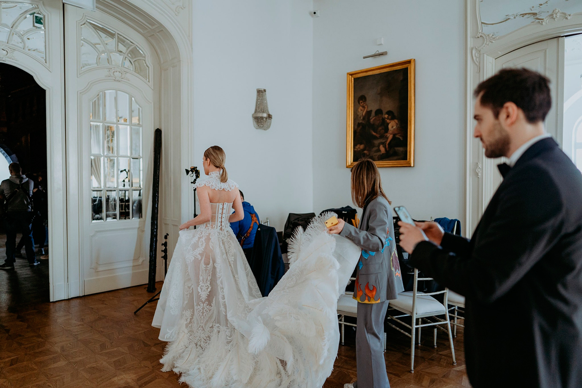 Fotografía por Ucrania: Vistiéndose para la sesión de bodas
