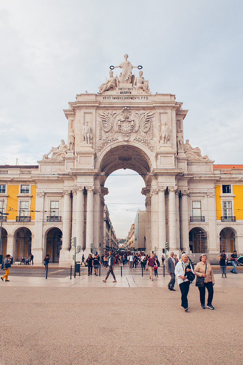 Photographier des monuments : place à Lisbonne avec des gens