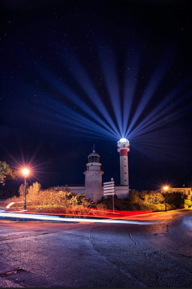 Fotografía Nocturna con Irix 21mm f/1.4: Faro iluminado