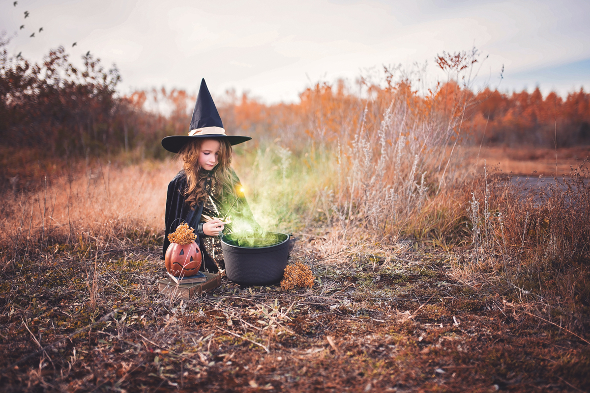 Photos d'Halloween originales : une sorcière qui prépare une potion