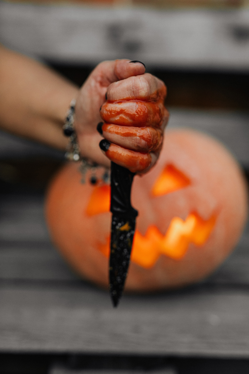 Photos d'Halloween originales : main qui tient un couteau