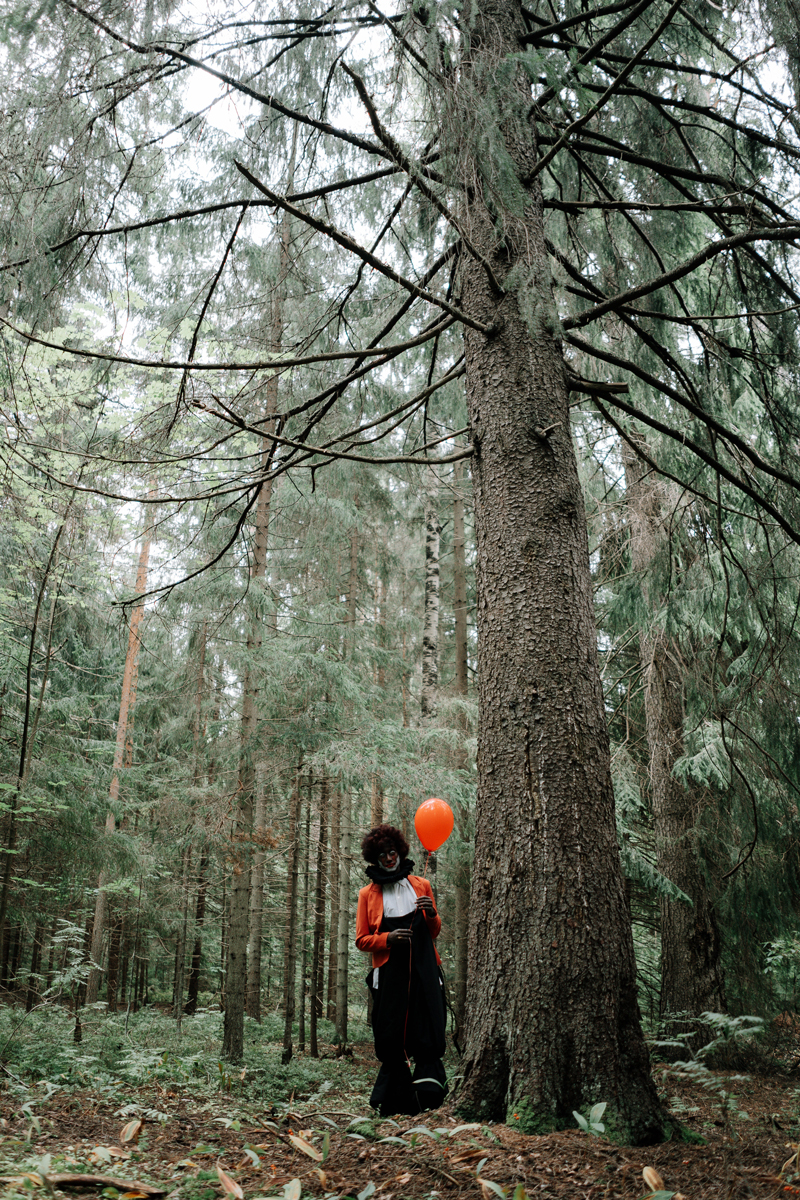 Photos d'Halloween originales : clown effrayant dans les bois