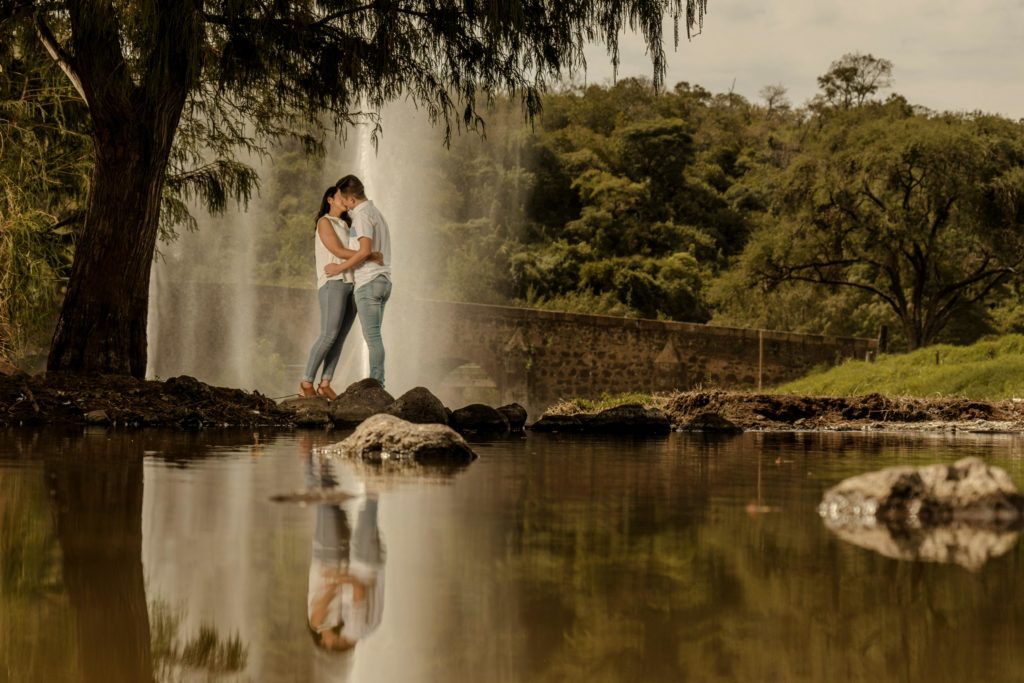 Fotografías de besos originales en un paraje natural